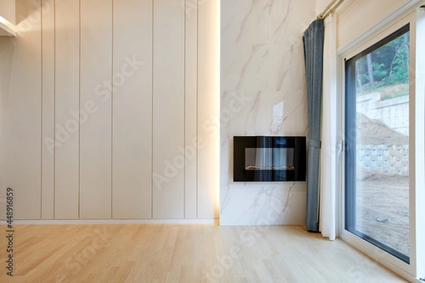 Fototapeta 창문과 넓은 벽면이 있는 비어있는 거실과 마루