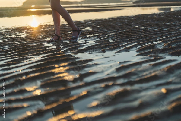 Fototapeta 夕暮れの海にいる女性