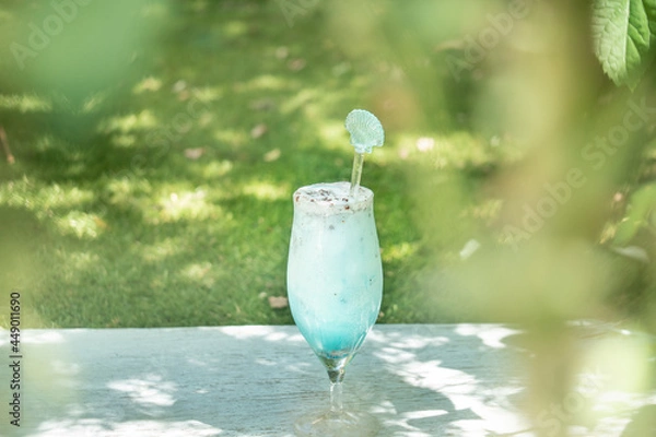 Obraz チョコミントのアイスのクリームソーダ/夏の冷たい飲み物/デザート/キラキラした木陰のテラスのカフェ