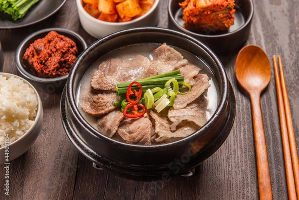 Obraz 돼지 육수와 소 육수를 섞어 만든 맛있는 돼지국밥