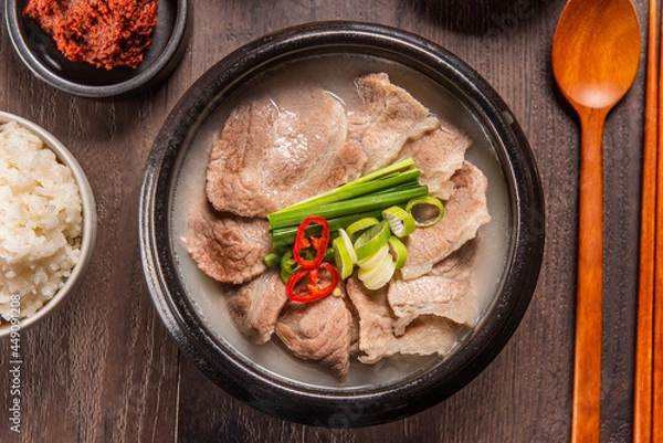 Obraz 돼지 육수와 소 육수를 섞어 만든 맛있는 돼지국밥