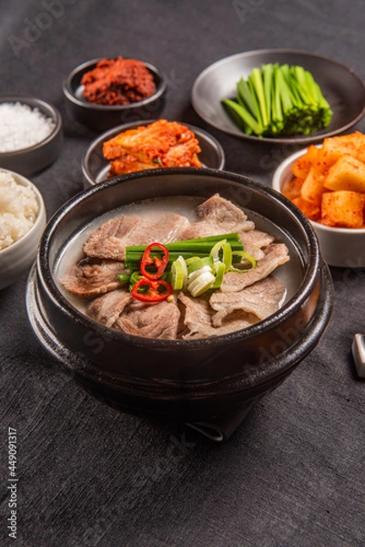 Obraz 돼지 육수와 소 육수를 섞어 만든 맛있는 돼지국밥