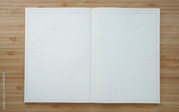 Obraz 木目調の机に置かれた真っ白なノートブックの見開き