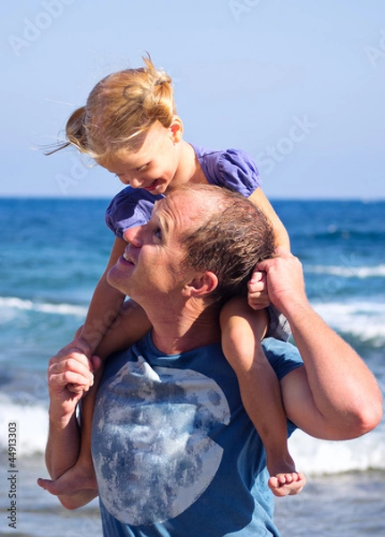 Fototapeta папа с дочкой гуляют вдоль берега