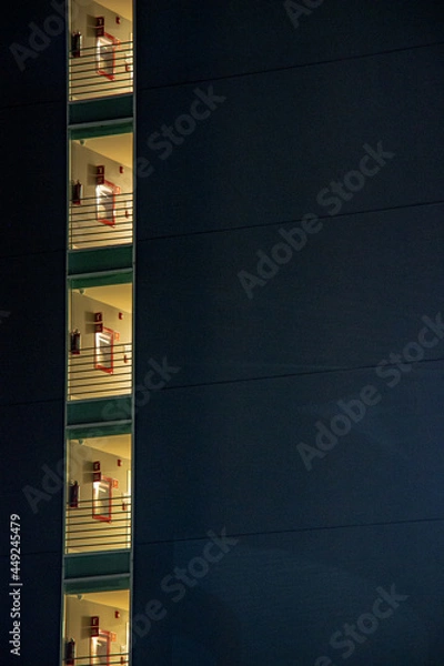 Obraz Ventanas exteriores de edificio por la noche