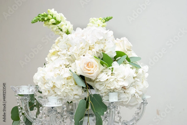 Fototapeta Natural bouquet of white flowers on top of a centerpiece. 