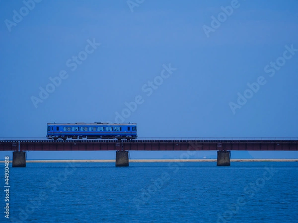 Fototapeta 青空　青い水面　青いディーゼルカー（京都府宮津市　由良川橋梁）