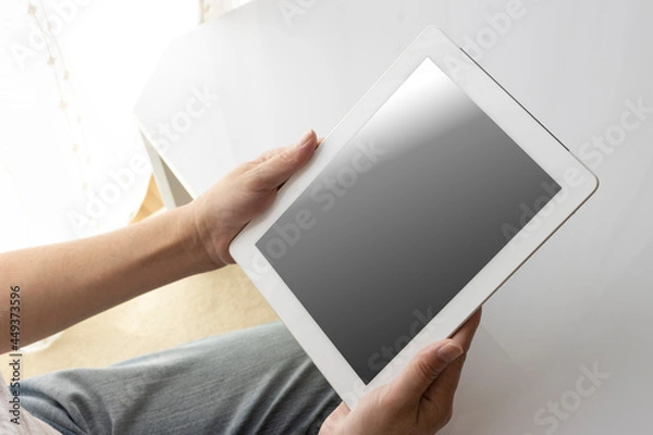 Fototapeta タブレット端末を使うシニア女性の手元（日本人、60代）