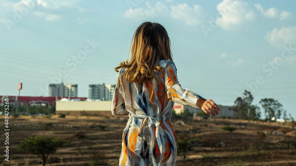Obraz Mujer bailando a las afueras de ciudad