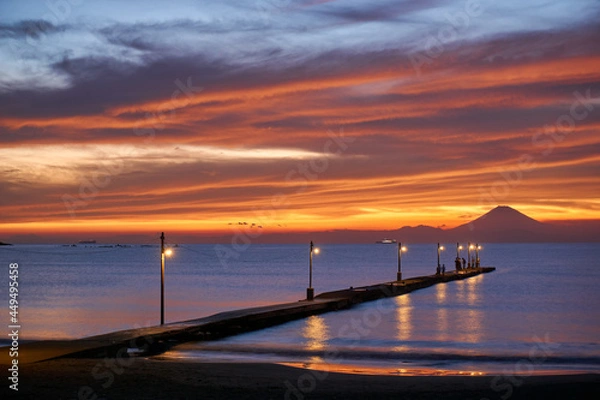 Fototapeta 凄い夕焼けのレトロ桟橋と富士山　原岡海岸