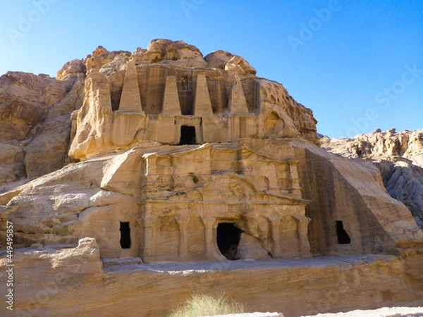 Obraz ヨルダン・ペトラ遺跡にてオベリスクの墓と快晴の青空