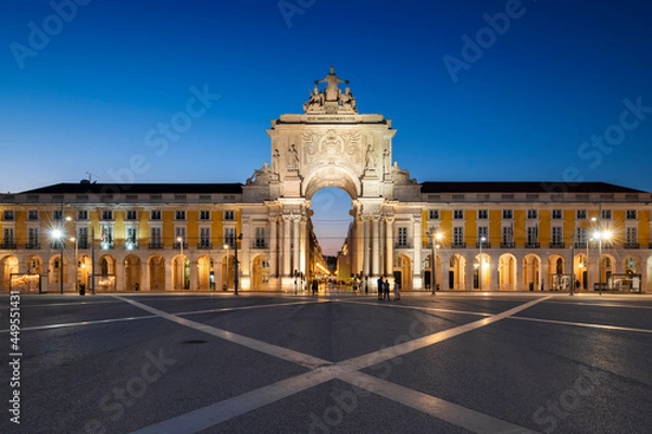 Fototapeta Lisbon, Portugal - July 16, 2021: View of the Commerce Square (Praca do Comercio) and the Rua Augusta triumphal arch, in the city of Lisbon, Portugal, at dusk.