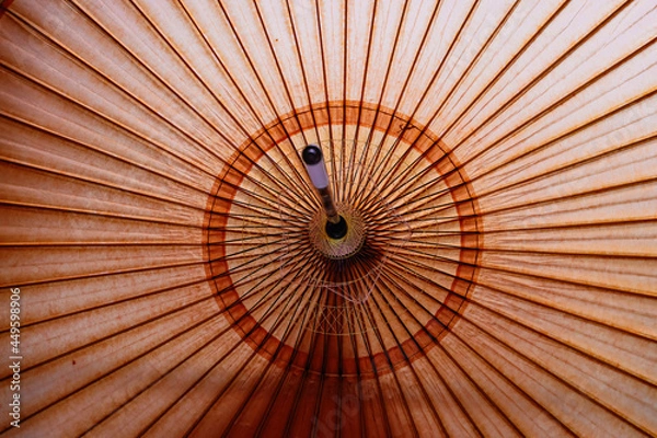 Fototapeta 画面一杯に撮影した和傘