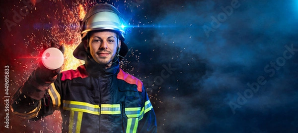 Fototapeta Feuerwehrmann empfiehlt einen Rauchmelder