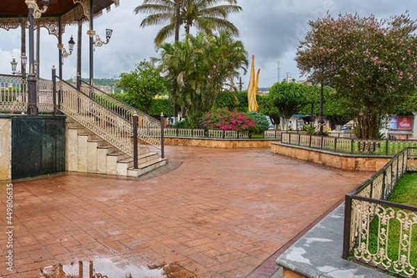 Fototapeta Plaza principal del jardín de Unión de Tula, Jalisco, con un kiosco en el centro y una iglesia al fondo