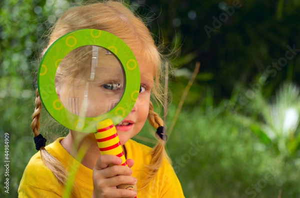 Fototapeta девочка смотрит через лупу