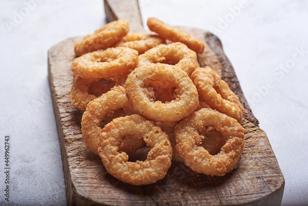 Fototapeta 
calamares a la romana, fritos en un ambiente rústico