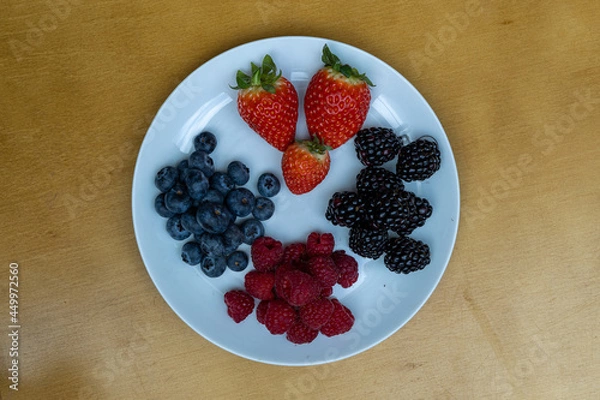 Obraz prato com frutas vermelhas