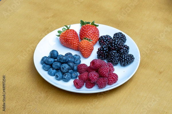 Obraz prato com frutas vermelhas