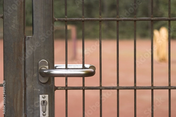 Fototapeta Tür vor dem Tennisplatz