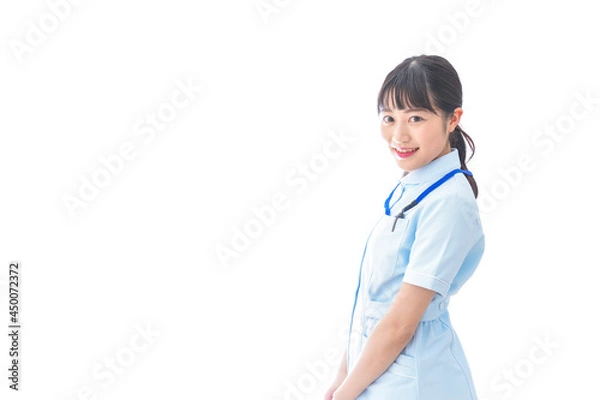 Fototapeta ナース服を着た若い笑顔の看護師