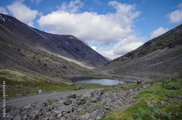 Fototapeta Lake on the pass Kukisvumchorr. Hibiny mountains above the Arctic circle, Kola peninsula, Russia