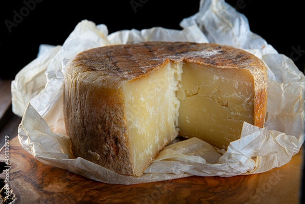 Obraz Queso curado de cabra de producción artesanal