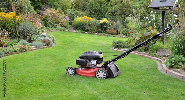 Obraz Rasenmäher im Garten