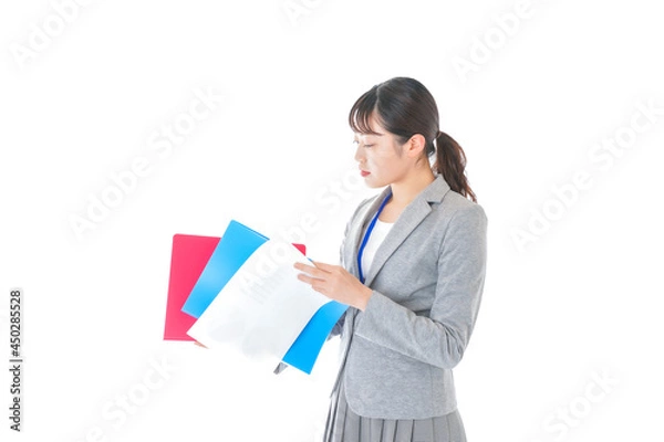 Fototapeta オフィスで書類を確認する若いビジネスウーマン