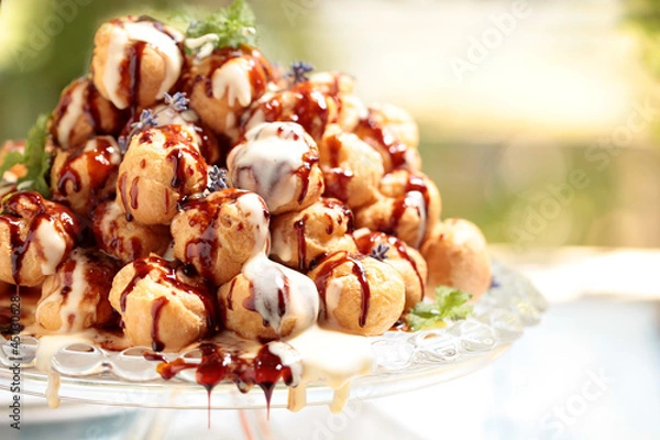 Fototapeta Croquembouche oder Windbeutel-Karamelltorte