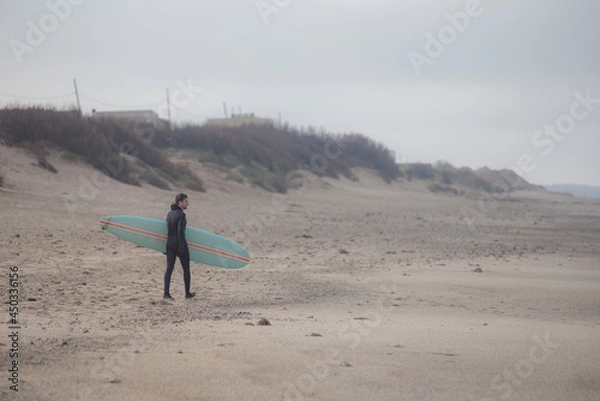 Obraz surfer walking alone on the beach