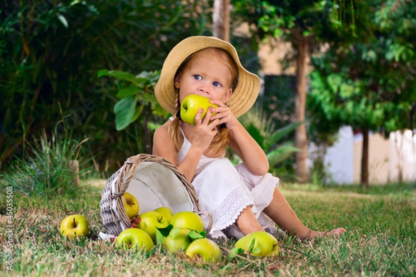 Fototapeta девочка кусает яблока на полянке
