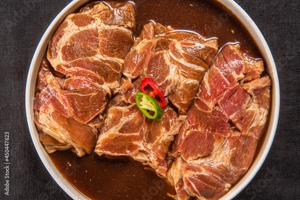 Obraz 신선한 재료와 간장 양념에 재워서 만든 한국식 돼지 갈비