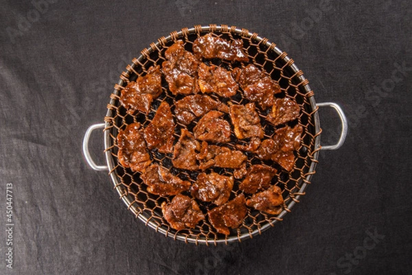 Obraz 신선한 재료와 간장 양념에 재워서 만든 한국식 돼지 갈비