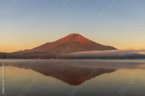Fototapeta 山中湖から赤富士と湖面に映る逆さ富士