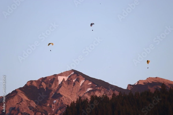 Obraz Gleitschirmflieger über dem Breitenberg