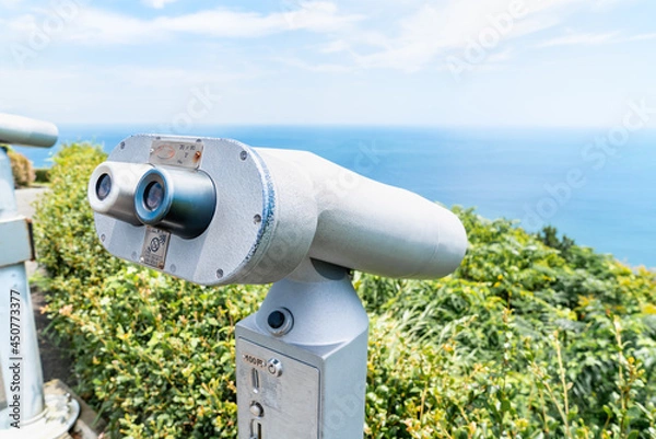 Fototapeta 観光地に設置された景色を眺めるための双眼鏡の写真。