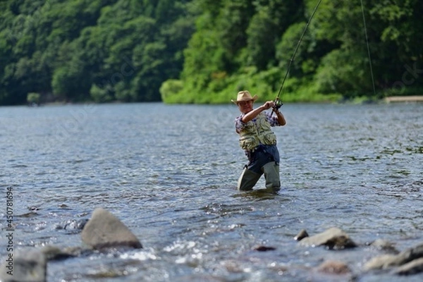 Fototapeta 湖のフイッシングを楽しむ男性					
