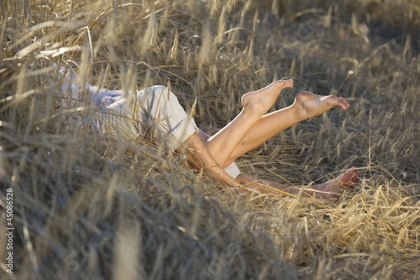 Obraz young couple lying on the field