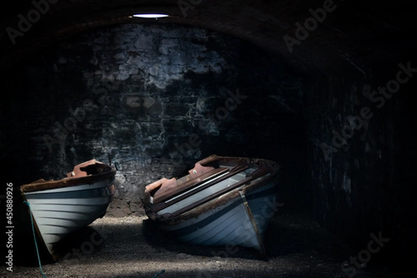 Obraz Deux barques rangées dans une cave obscure
