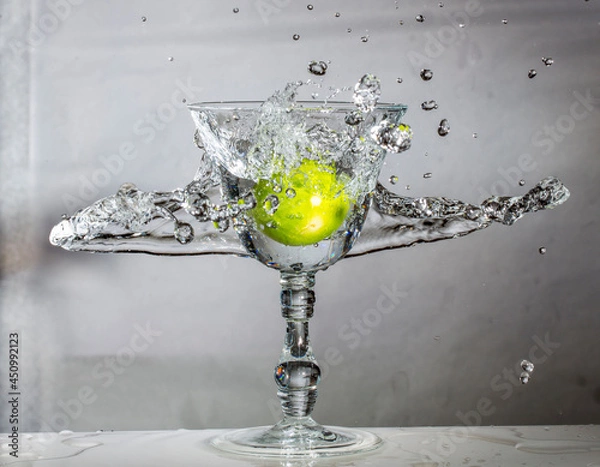 Fototapeta Lemon falling into water