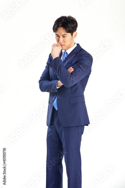 Obraz 흰 배경 앞에 정장 입은 고민하는 30대 한국 남자