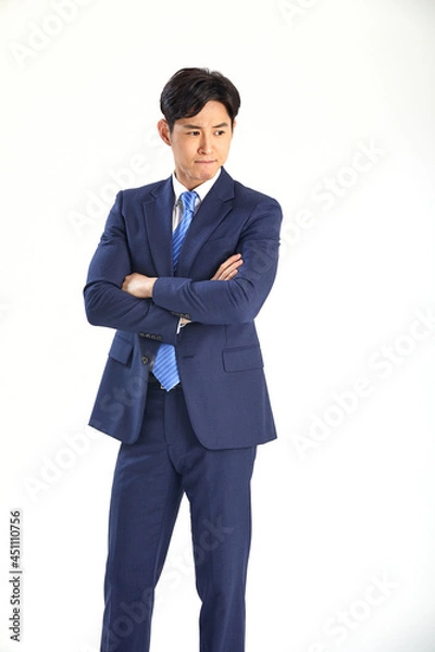 Obraz 흰 배경 앞에 정장 입은 고민하는 30대 한국 남자