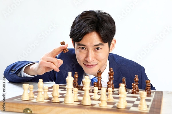 Obraz 배경 위의 보드 게임, 체스를 하고 있는 정장 입은 남성 