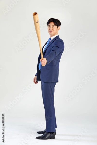 Obraz 흰 배경에서 야구 베트 들고 스윙하는 직장인 남성. 