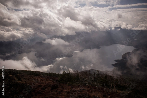Fototapeta 男体山の中腹から見る雲が立ち込める中禅寺湖