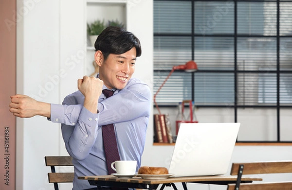 Fototapeta 카페에서 커피 한잔하며 휴식을 하고 있는 직장인, 프리랜서