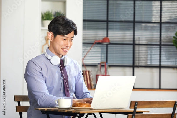 Fototapeta 카페에서 커피 한잔하며 휴식을 하고 있는 직장인, 프리랜서