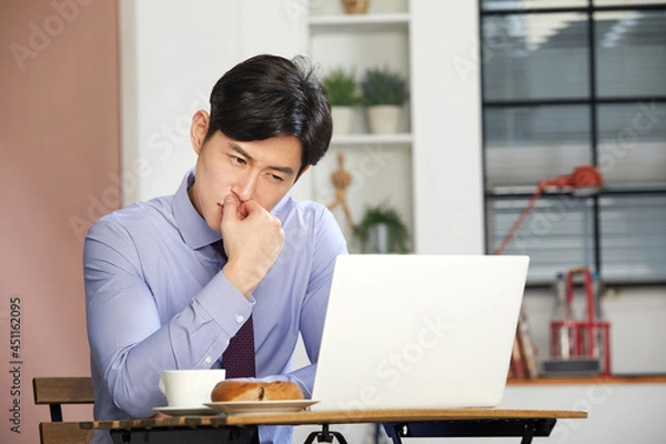 Fototapeta 카페에서 커피 한잔하며 휴식을 하고 있는 직장인, 프리랜서