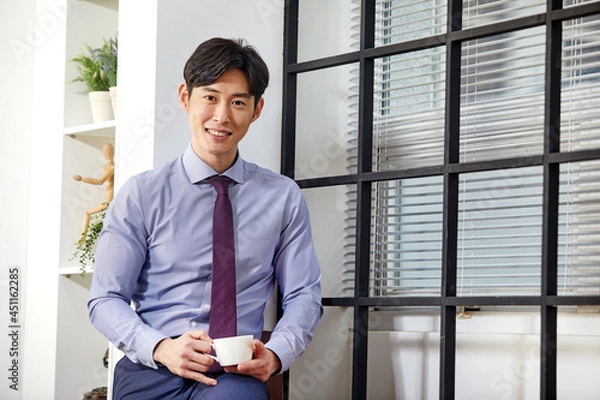 Fototapeta 카페에서 커피 한잔하며 휴식을 하고 있는 직장인, 프리랜서